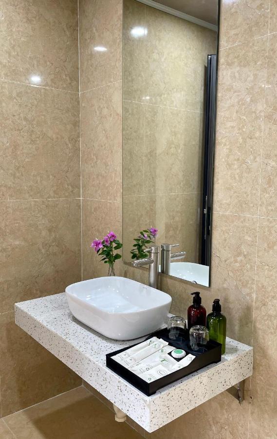 Phoenix Minh Chau Hotel Куангнинь Экстерьер фото
