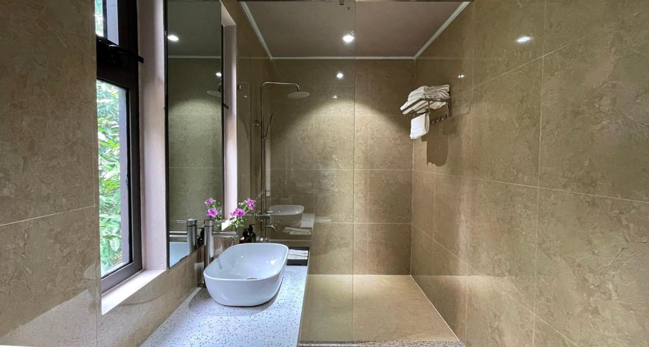 Phoenix Minh Chau Hotel Куангнинь Экстерьер фото